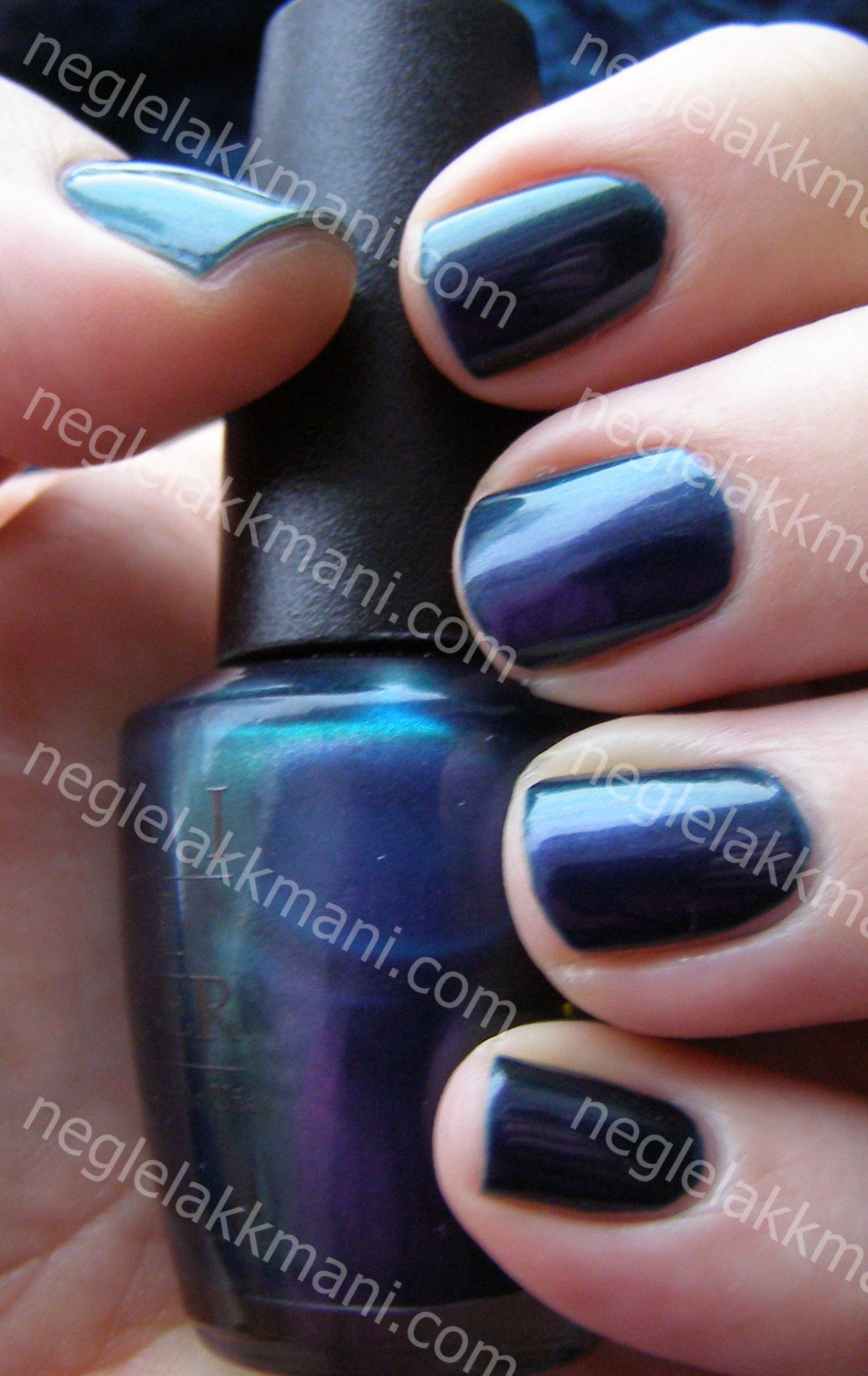 OPI Glacier Bay Blues i dagslys (overskyet)